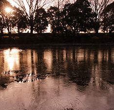 氷結のひょうたん池