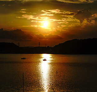 夕陽の釣り人